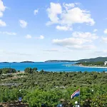 Gorgeous In Podsolarsko With Wifi Razine